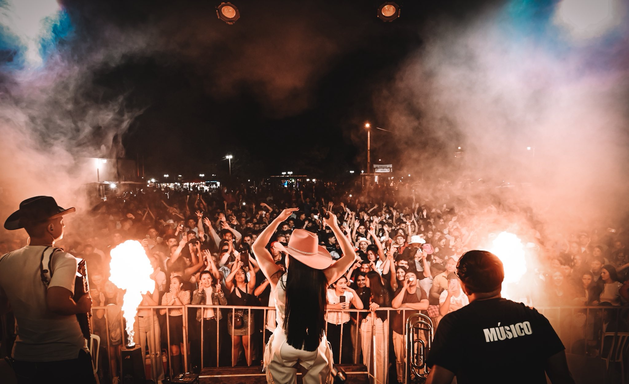 Multitudinario encuentro en el Festival del Pindó: una noche inolvidable en el distrito de 3 de Mayo