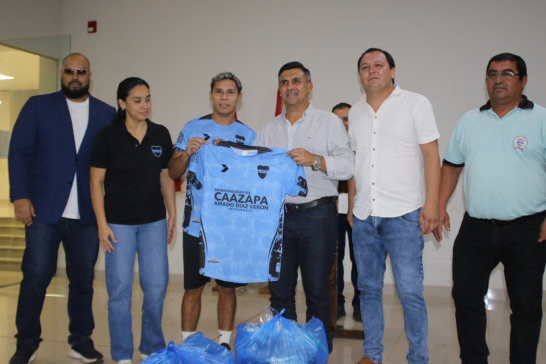 Indumentarias y aporte económico para clubes caazapeños - Foto; Gentileza