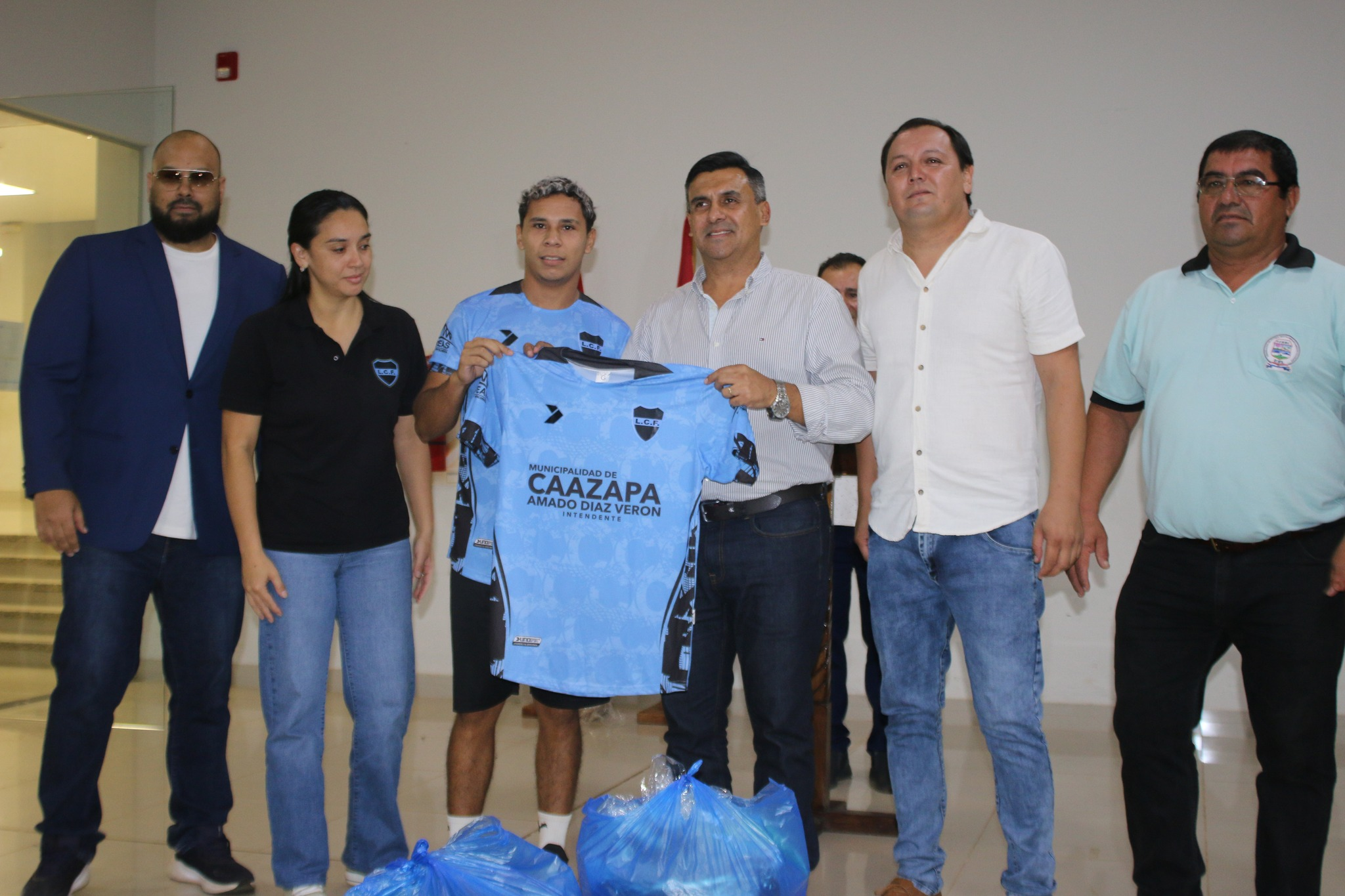 Indumentarias y aporte económico para clubes caazapeños - Foto; Gentileza
