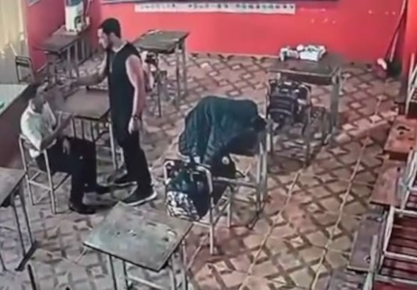 El hecho quedó registrado en el circuito cerrado. Foto: Captura.