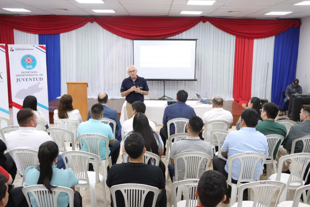 uis Hermo, representante de la Secretaría Nacional de la Juventud, quien brindó una charla motivacional enfocada en liderazgo - Foto: Elias/Gobernación