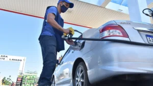 Los combustibles en los emblemas privados tuvieron otro reajuste.Foto: Rodrigo Villamayor ÚH.