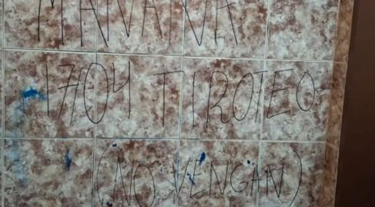 Escrito de amenaza dejado en el baño del Colegio Dr. Raúl Peña de Pedro Juan Caballero.