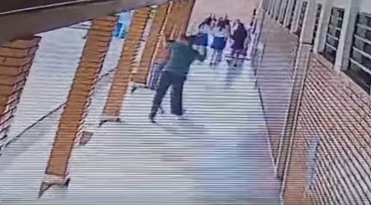 Momento en que el padre de familia increpa al docente en el pasillo. Imagen: captura de video.