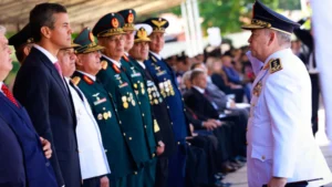 El comandante de la Policía Nacional, César Silguero, saludando al presidente de la República, Santiago Peña.Foto: Gentileza.