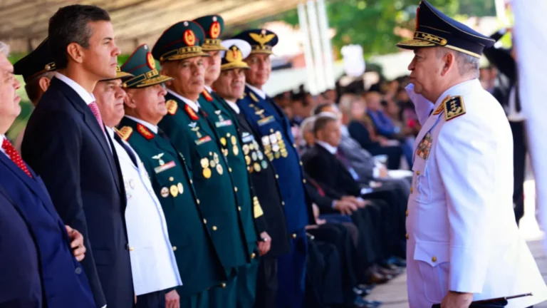 El comandante de la Policía Nacional, César Silguero, saludando al presidente de la República, Santiago Peña.Foto: Gentileza.