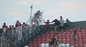 El incidente se registró a los 30 minutos del primer tiempo. Foto: AFP-.