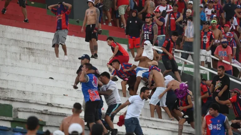 Hinchas de Cerro Porteño durante el enfrentamiento con los policías en el estadio Defensores del Chaco.