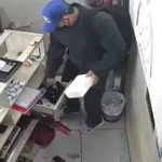 Así se llevaba dinero y joyas el hombre que, segundos después, fue abatido por la Policía Nacional.Foto: Captura NPY.