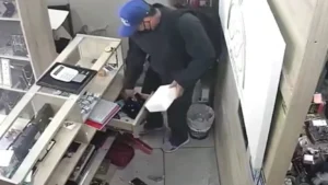 Así se llevaba dinero y joyas el hombre que, segundos después, fue abatido por la Policía Nacional.Foto: Captura NPY.