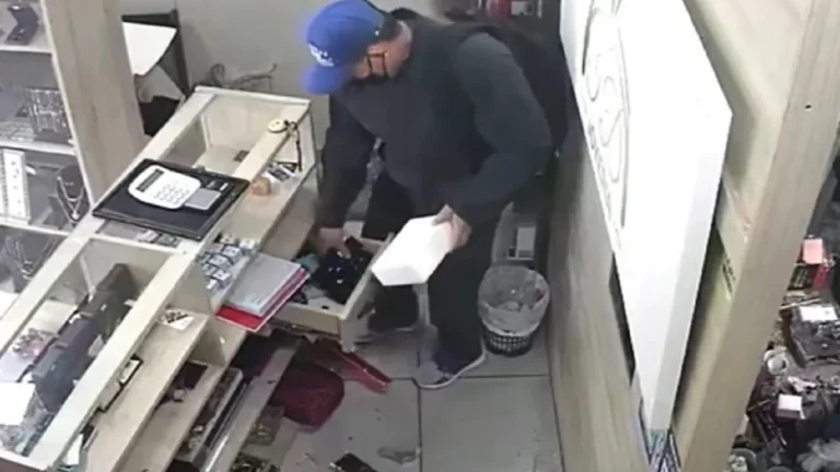 Así se llevaba dinero y joyas el hombre que, segundos después, fue abatido por la Policía Nacional.Foto: Captura NPY.