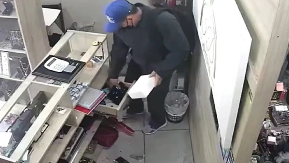 Así se llevaba dinero y joyas el hombre que, segundos después, fue abatido por la Policía Nacional.Foto: Captura NPY.