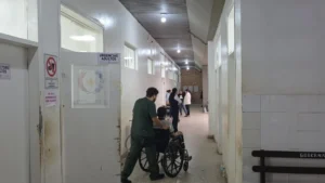 Los familiares del paciente apelan a la solidaridad de la ciudadanía para recuperar la silla de ruedas, ya que será fundamental para su movilidad en caso de evolución favorable.Foto: Justiniano Riveros.