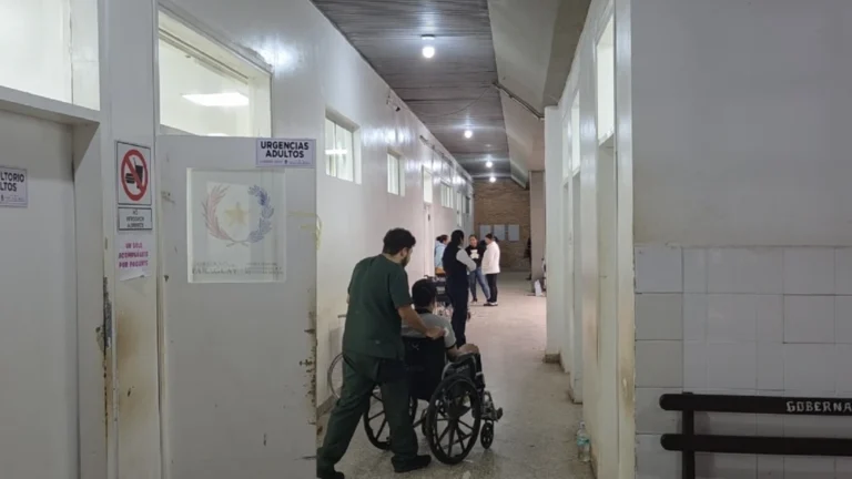 Los familiares del paciente apelan a la solidaridad de la ciudadanía para recuperar la silla de ruedas, ya que será fundamental para su movilidad en caso de evolución favorable.Foto: Justiniano Riveros.