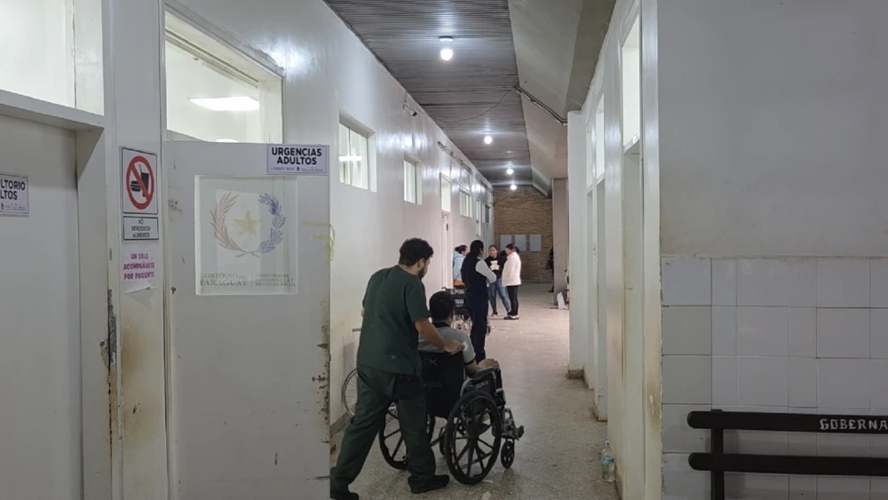 Los familiares del paciente apelan a la solidaridad de la ciudadanía para recuperar la silla de ruedas, ya que será fundamental para su movilidad en caso de evolución favorable.Foto: Justiniano Riveros.
