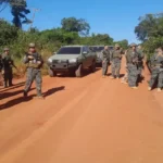 Agentes policiales rodean el vehículo que fue abandonado tras una persecución en Santa Rosa del Aguaray.Foto: Carlos Aquino.