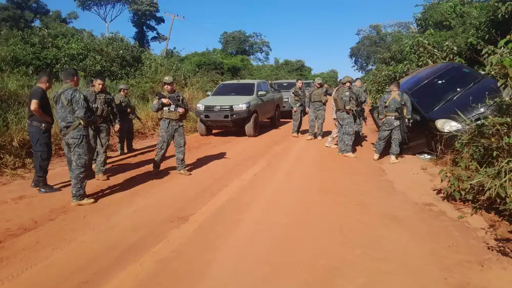 Agentes policiales rodean el vehículo que fue abandonado tras una persecución en Santa Rosa del Aguaray.Foto: Carlos Aquino.