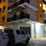 El crimen habría ocurrido alrededor del mediodía, aunque el cuerpo fue hallado recién cerca de las 19:00 por vecinas que ingresaron al apartamento y alertaron a la Policía Nacional.Foto: Wilson Ferreira.