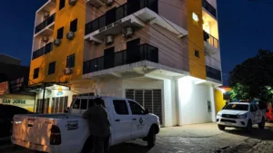 El crimen habría ocurrido alrededor del mediodía, aunque el cuerpo fue hallado recién cerca de las 19:00 por vecinas que ingresaron al apartamento y alertaron a la Policía Nacional.Foto: Wilson Ferreira.