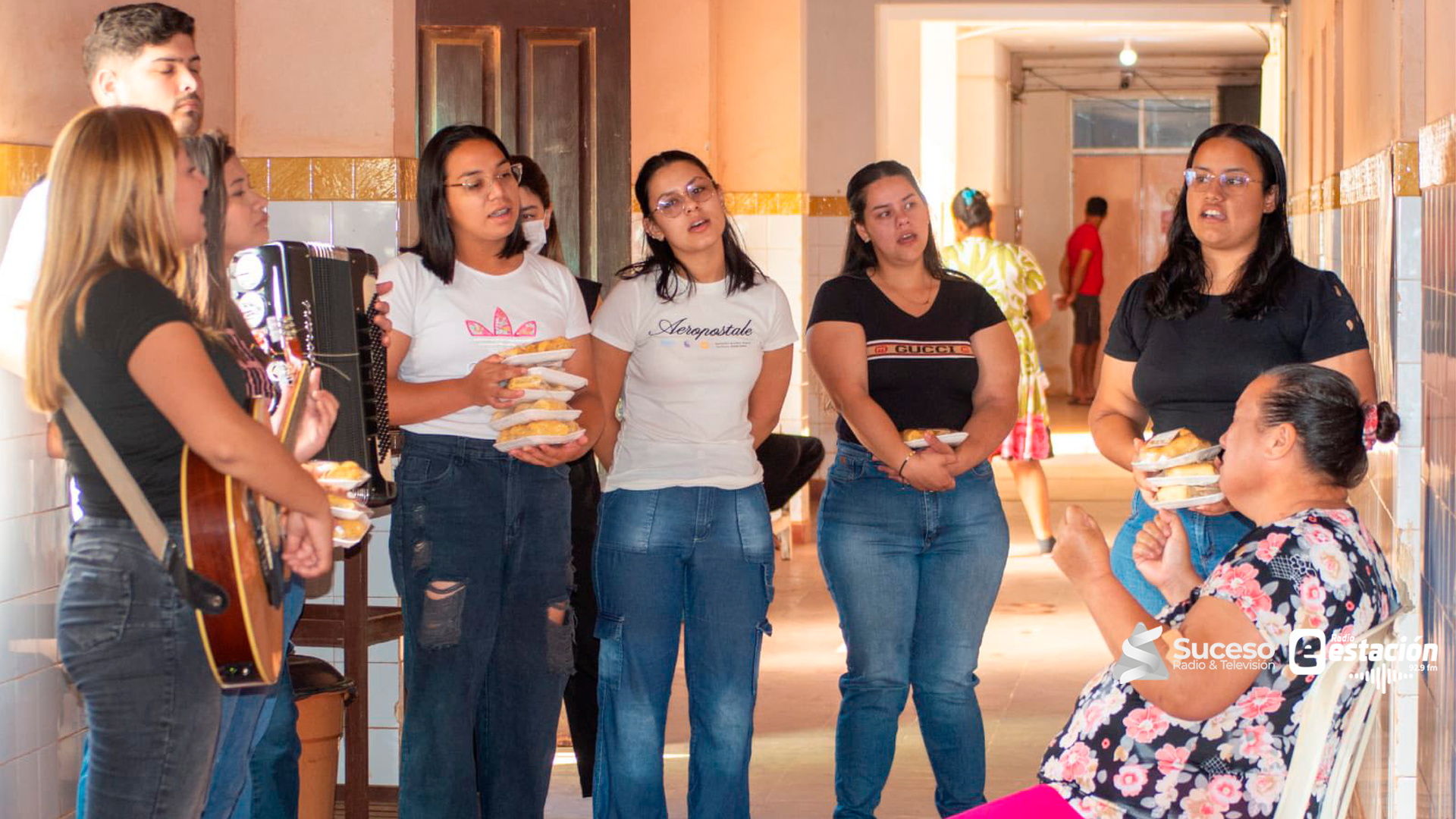 Un grupo de jóvenes protagonizó una emotiva jornada solidaria al visitar el Hospital Distrital y una comisaría local, donde compartieron momentos de fe