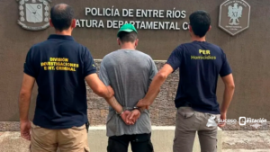 Se trata de Nicolás “Nino” Acosta, acusado de asesinar a un presunto sereno cuyo cuerpo fue hallado envuelto en una frazada, cubierto con cal y escondido en una obra en construcción. - Foto: Ministerio de Seguridad y Justicia Colon.