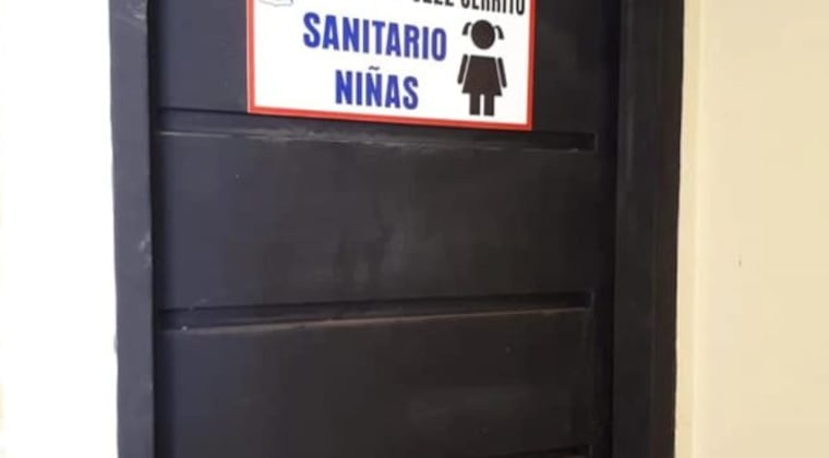 Instan al MEC a prohibir el cobro por uso de baños en escuelas y colegios