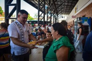 El intendente municipal, doctor Magín Benítez, acompañado por la Dirección de Cultura, Deporte y Turismo, encabezó la actividad de bienvenida, ofreciendo a los turistas chipa y cocido - Foto: Gentileza