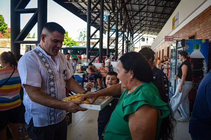 El intendente municipal, doctor Magín Benítez, acompañado por la Dirección de Cultura, Deporte y Turismo, encabezó la actividad de bienvenida, ofreciendo a los turistas chipa y cocido - Foto: Gentileza