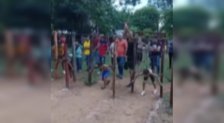 Video compartido en redes sociales donde se observa a los niños participando de la “carrera pe”.