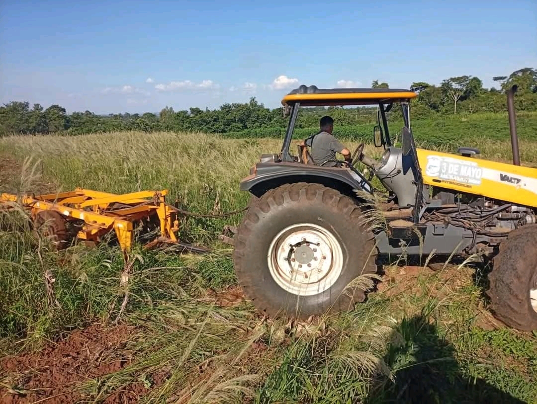 En el marco del Plan de Manejo de Suelo, se llevó adelante la preparación de tierras para 18 productores del Comité de Productores Almidoneros del asentamiento San Antonio, en el distrito de 3 de Mayo