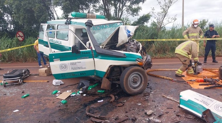 En estas condiciones quedó la ambulancia luego del choque. Foto: Gentileza.