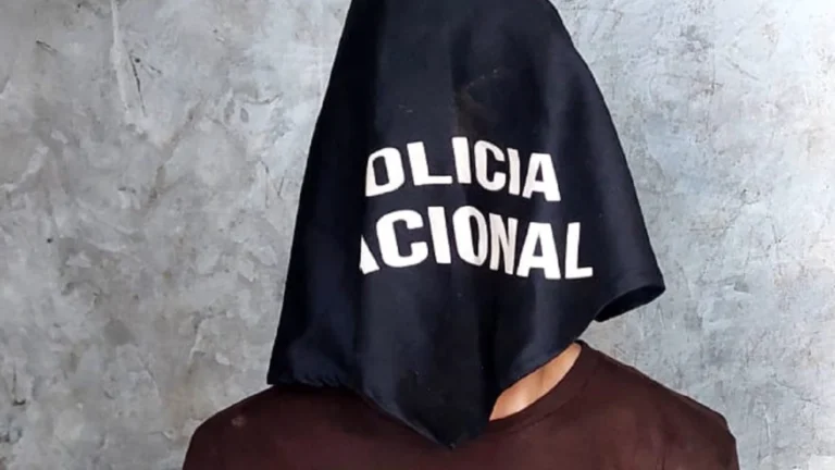 El adolescente de 17 años se entregó a las autoridades policiales acompañado de su abogada y de su madre.Foto: Gentileza.