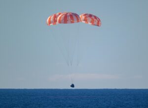 Los cuatro astronautas despegaron el pasado 1 de abril desde Cabo Cañaveral, en Florida, para una misión que orbitó el satélite natural -sin alunizar.