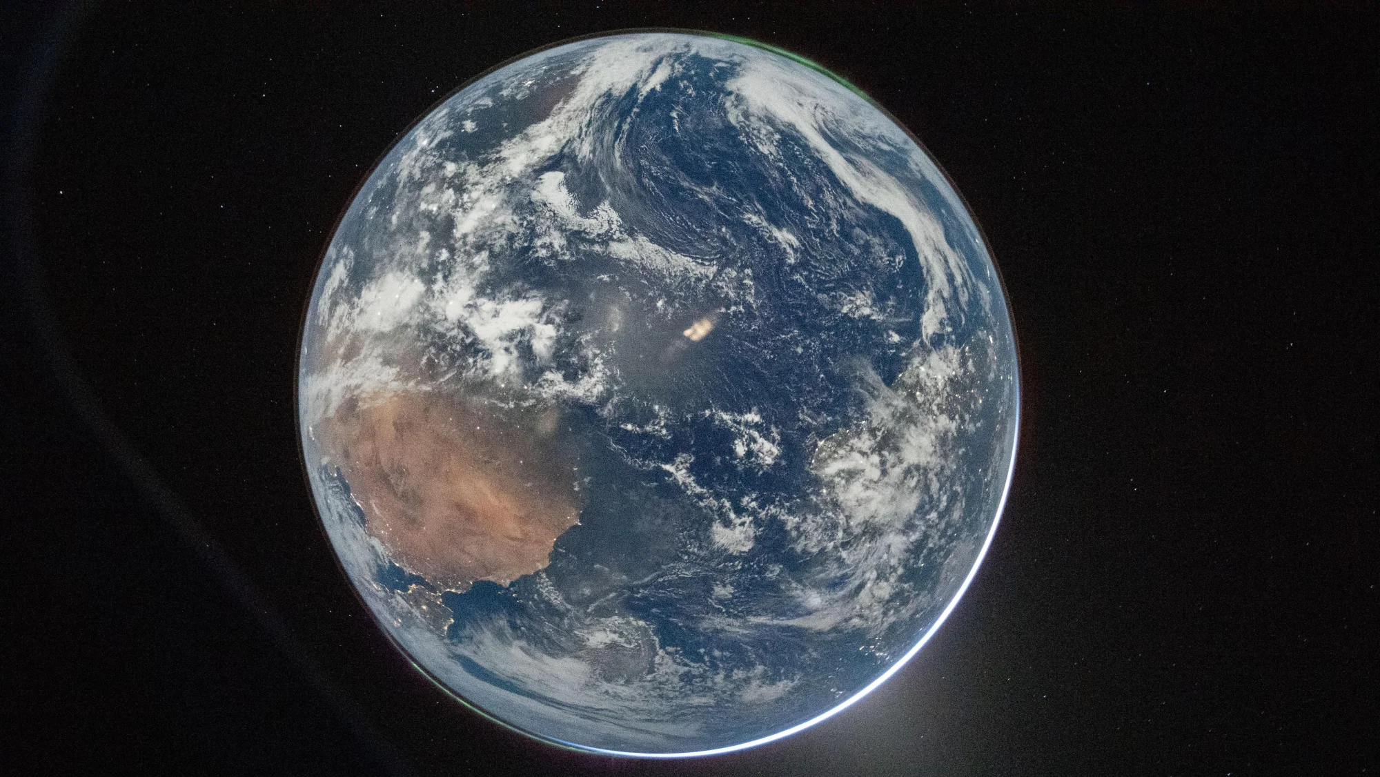 La NASA divulgó una fotografía de la Tierra enviada por los astronautas de Artemis II en su camino a la Luna. Foto: NASA
