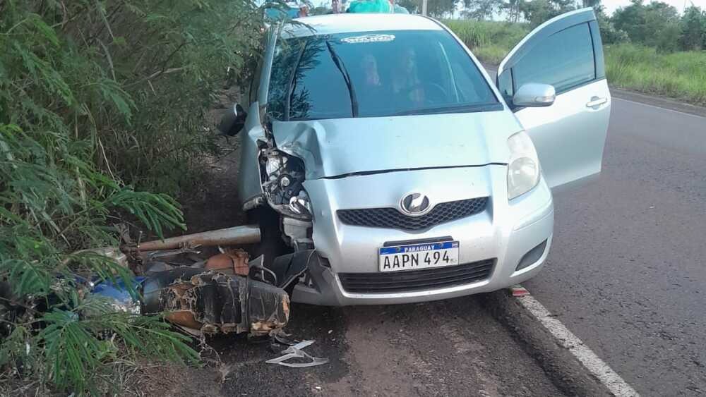 El automóvil impactó frontalmente contra la motocicleta. Foto: Gentileza.
