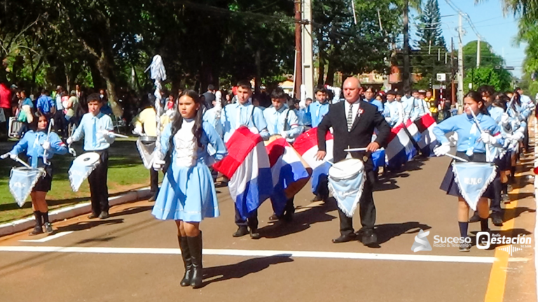 Estudiantes llenaron de patriotismo las calles de Caazapá durante desfile patrio - Foto: Red Suceso Multimedios