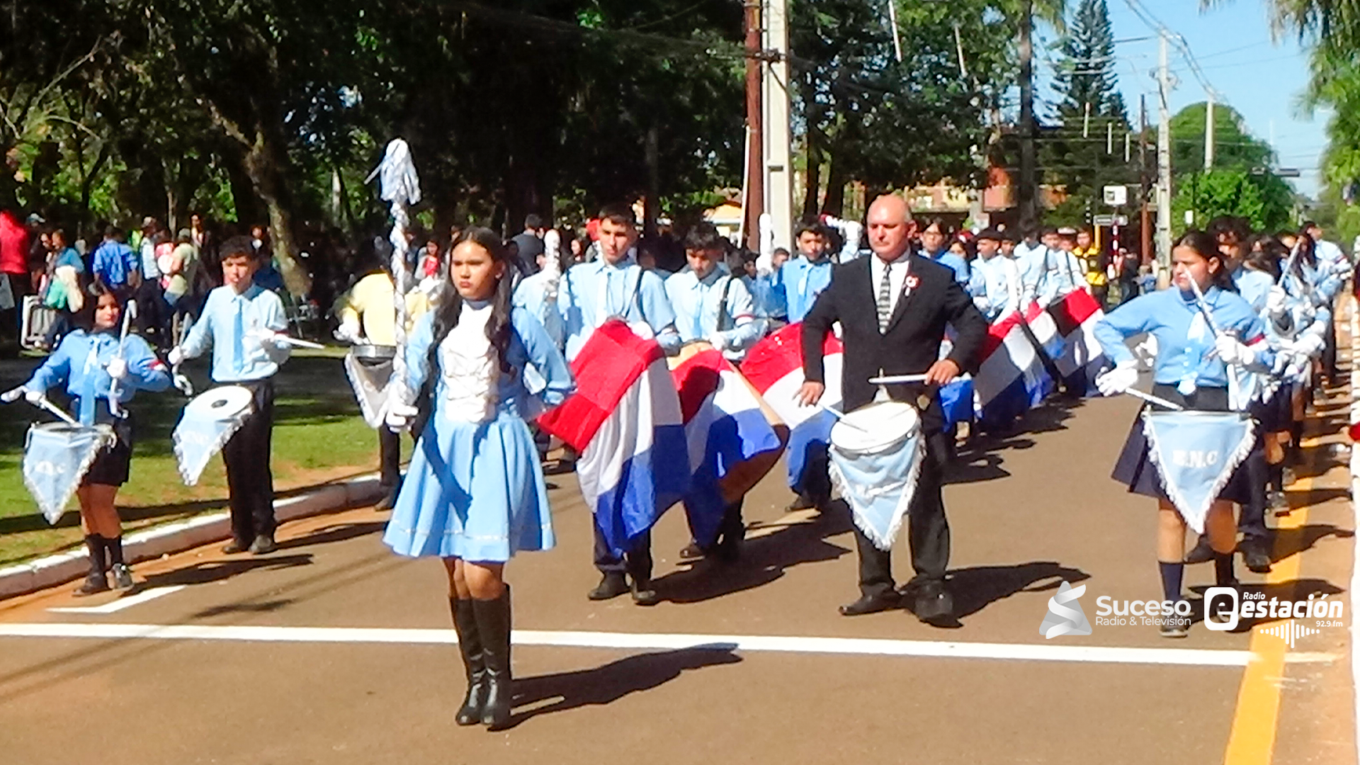 Estudiantes llenaron de patriotismo las calles de Caazapá durante desfile patrio - Foto: Red Suceso Multimedios