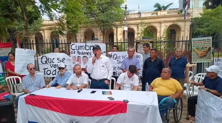 El coordinador movilizó a los adultos mayores y lugo los abandonó.