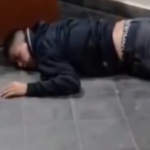 Momento en el cual el militar se quedó dormido en el suelo.Foto: Captura - Monumental 1080 AM.