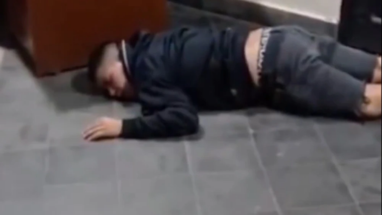 Momento en el cual el militar se quedó dormido en el suelo.Foto: Captura - Monumental 1080 AM.