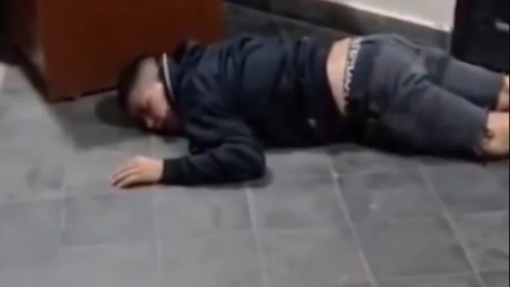 Momento en el cual el militar se quedó dormido en el suelo.Foto: Captura - Monumental 1080 AM.