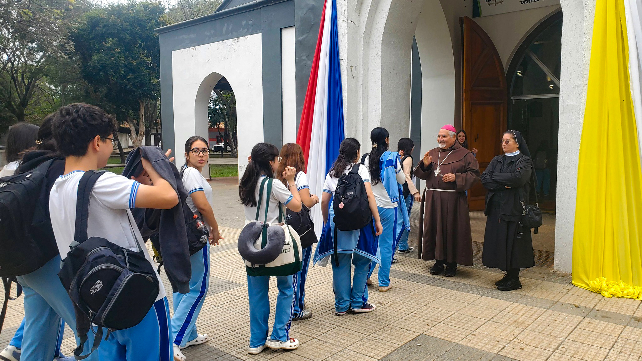 Más de 200 estudiantes de Villa Elisa visitaron la histórica reliquia de San Francisco de Asís en Caazapá
