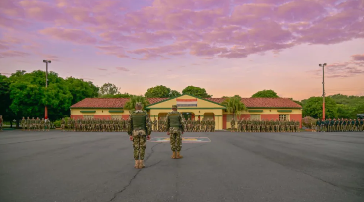La fotografía muestra una formación militar en el Cuartel General. Foto: facebook.com/Ejército Paraguayo.