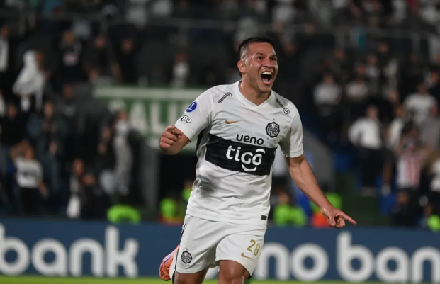 Olimpia impone la lógica, vence en casa y clasifica primero a octavos