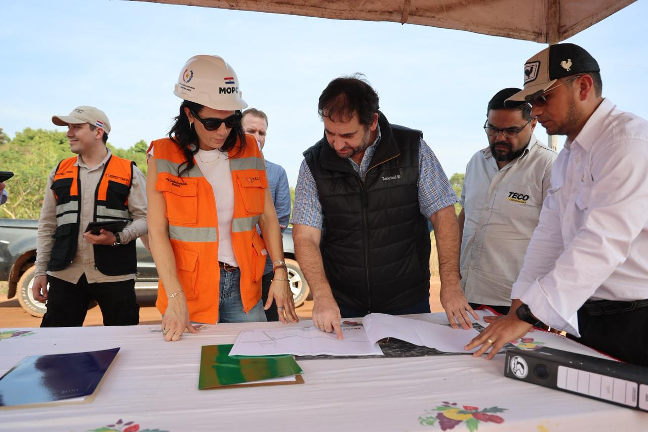 Ministra verifica avance de la pavimentación entre General Higinio Morínigo y Caazapá