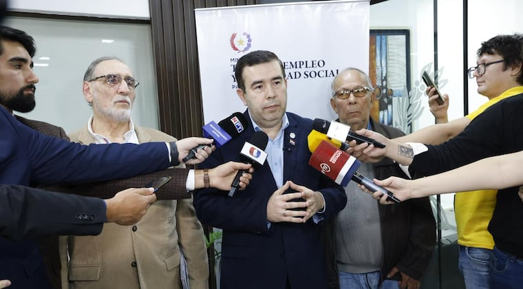 El viceministro del Trabajo, César Segovia, habló al término de la reunión.