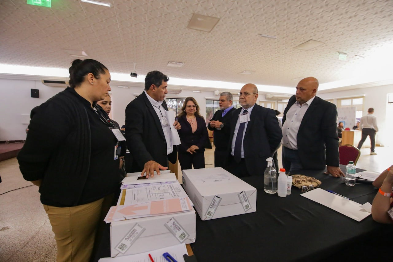 Presidente del TEI, apoderados y técnicos del PLRA coincidieron en validar el funcionamiento de máquinas de votación y aseguran la transparencia tras revisión. Foto: Gentileza