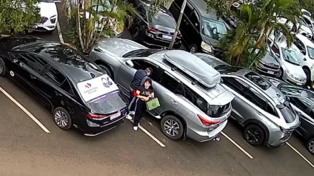 El robo con inhibidor de señal quedó registrado en una cámara de circuito cerrado. Foto: Captura de video