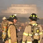 Bomberos trabajaron arduamente para controlar el incendio.