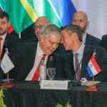 Santiago Peña y Enrique Riera bromean durante la apertura de la LV Reunión de Ministros del Interior y de Seguridad del Mercosur y Estados Asociados (RMIS).Foto: Gentileza Ministerio del Interior.